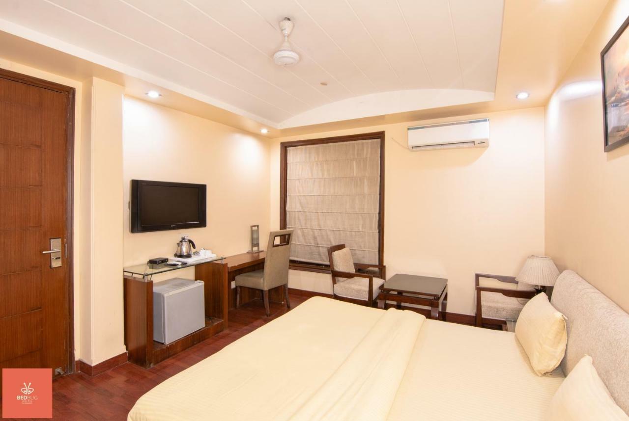 Madpackers Delhi West Hostel New Delhi Exterior photo